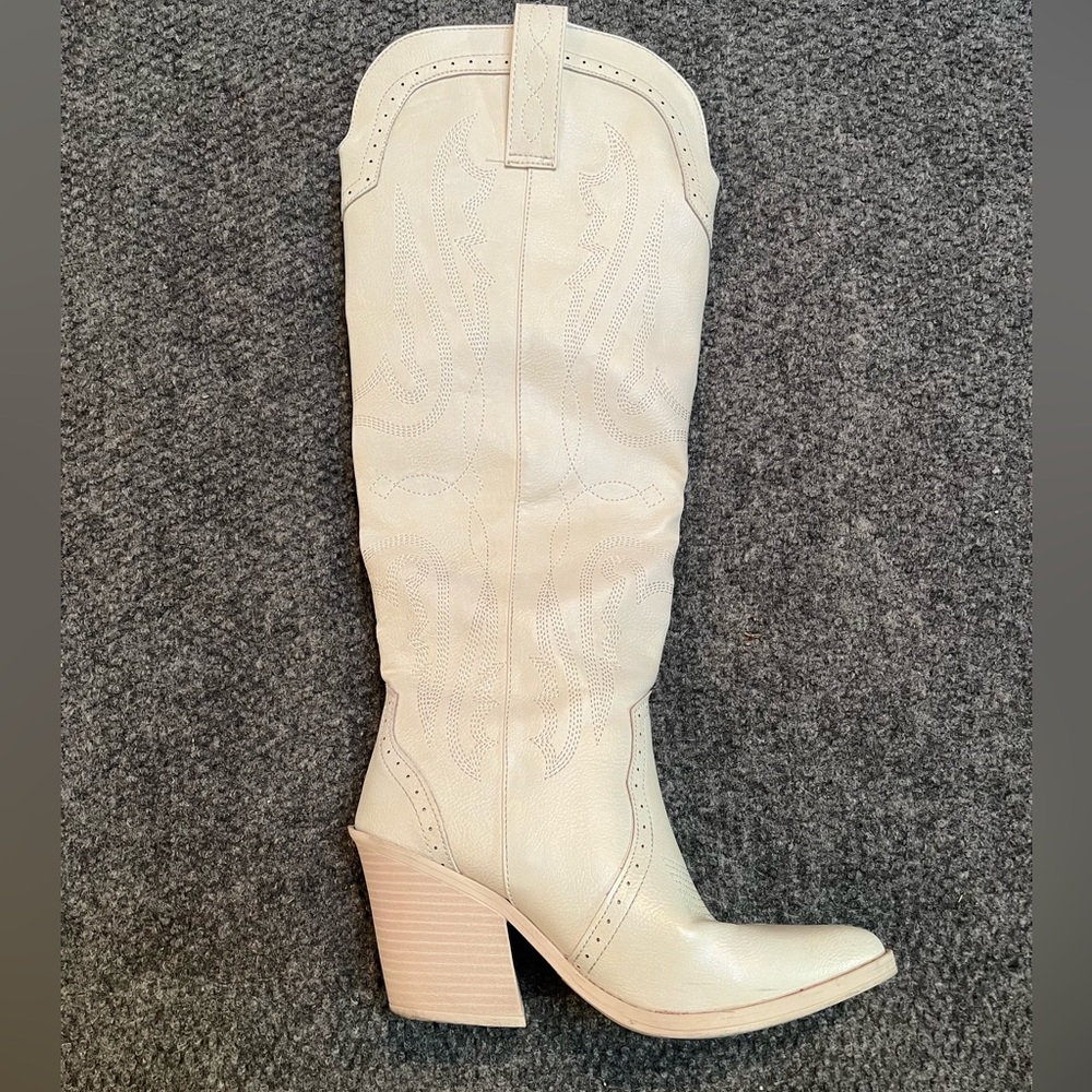 SEXY White knee high boots 😍